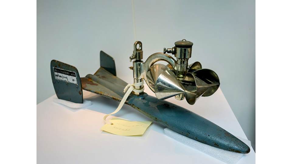 外型如飛機的「旋杯式流速儀」，是台電人1960年代用於水文調查的測量儀器，見證了臺灣最早以水力發電為主的歷史軌跡。